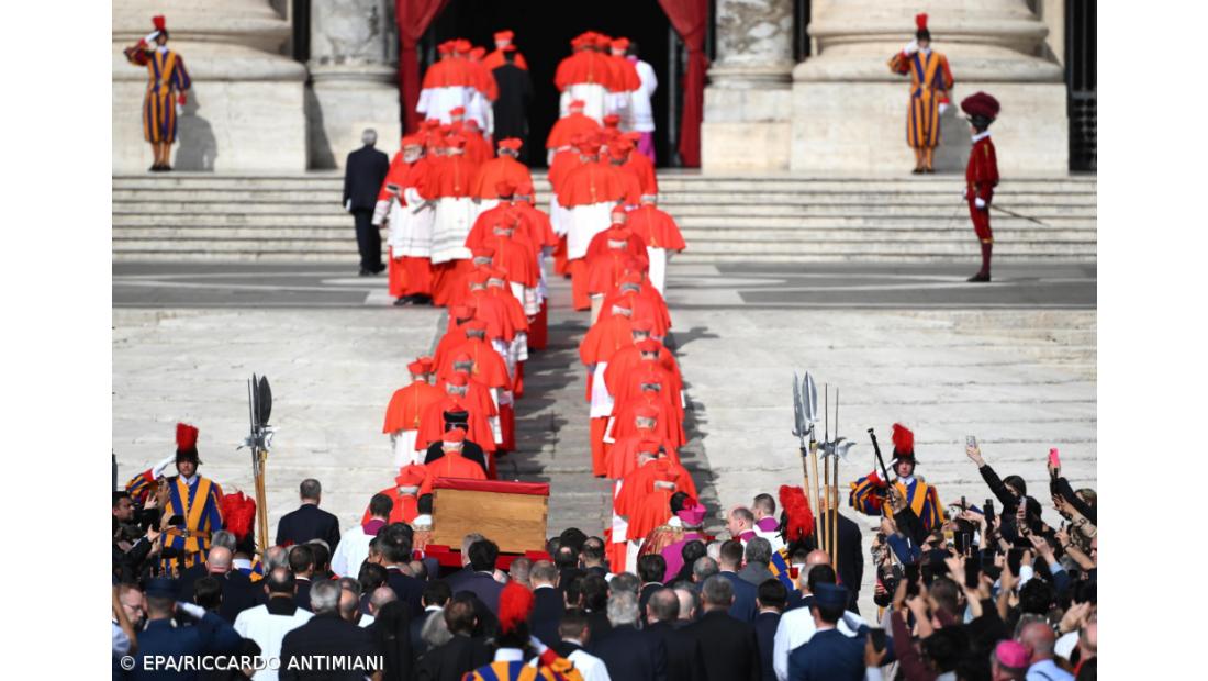 Palmas e telemóveis saudaram última procissão de Francisco em São Pedro – Imagem 2