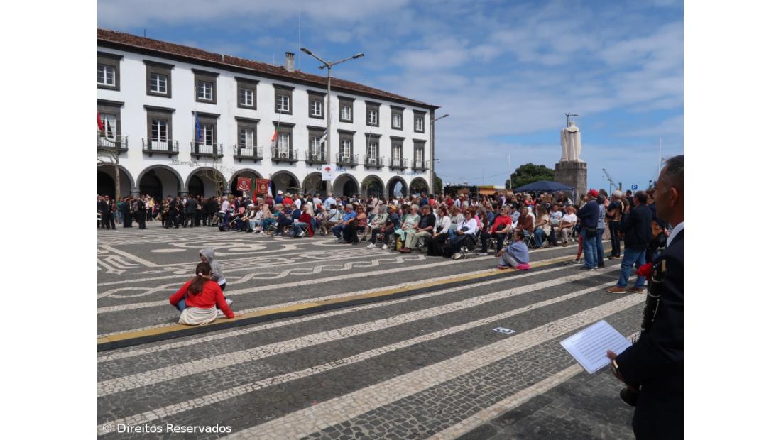 Centenas assinalaram os 51 anos do 25 de Abril nas Portas da Cidade – Imagem 2