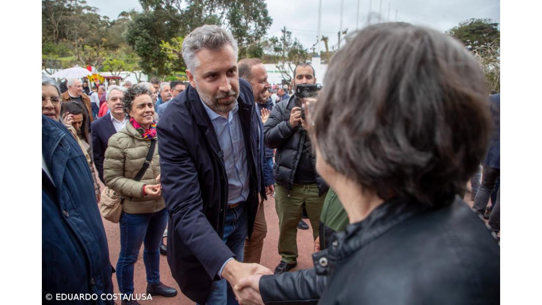 Por entre suspiros, Pedro Nuno tenta cativar agricultores açorianos