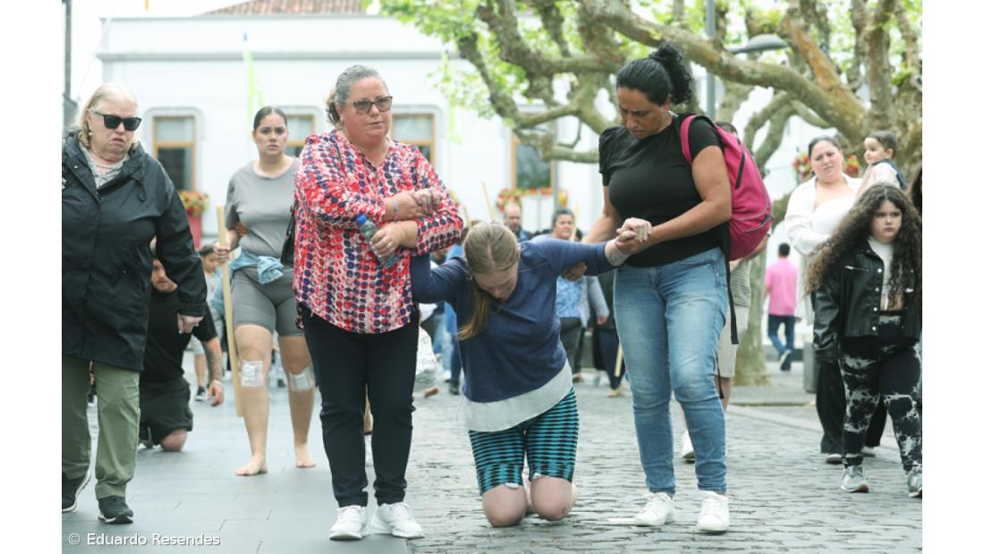 Peregrinos percorrem Campo de São Francisco de joelhos movidos pela fé que "apaga a dor" (Com Fotos) – Imagem 12