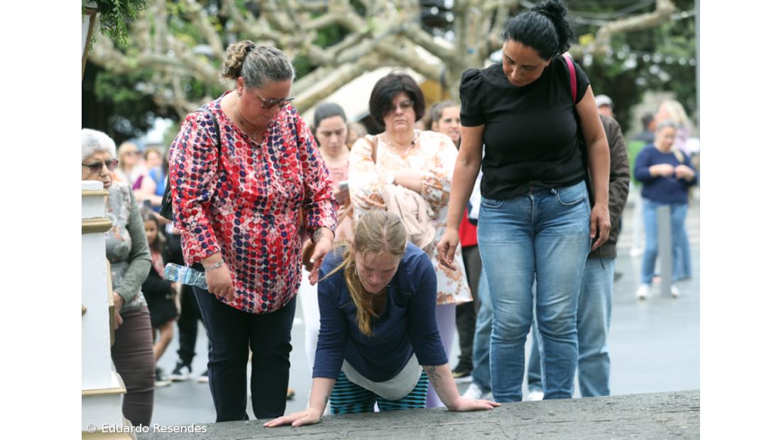 Peregrinos percorrem Campo de São Francisco de joelhos movidos pela fé que "apaga a dor" (Com Fotos) – Imagem 13