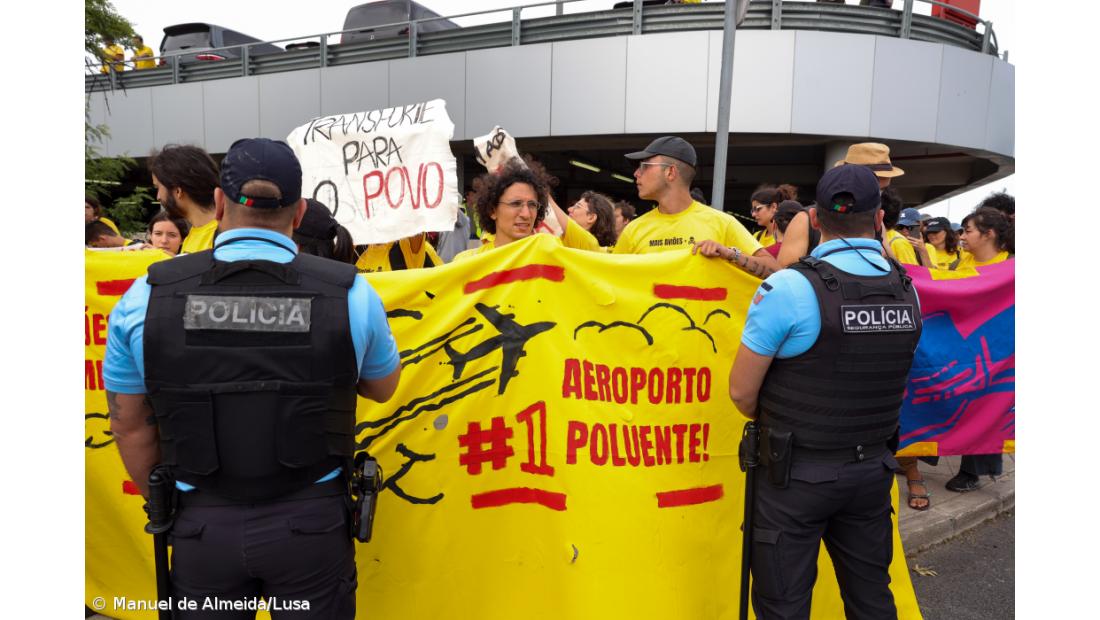 Ativistas climáticos manifestam-se junto ao aeroporto Lisboa para criar “disrupção”