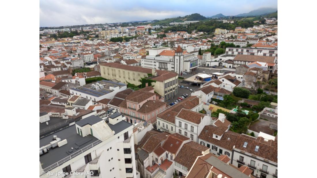 Metade dos açorianos não consegue pagar uma semana de férias fora de casa
