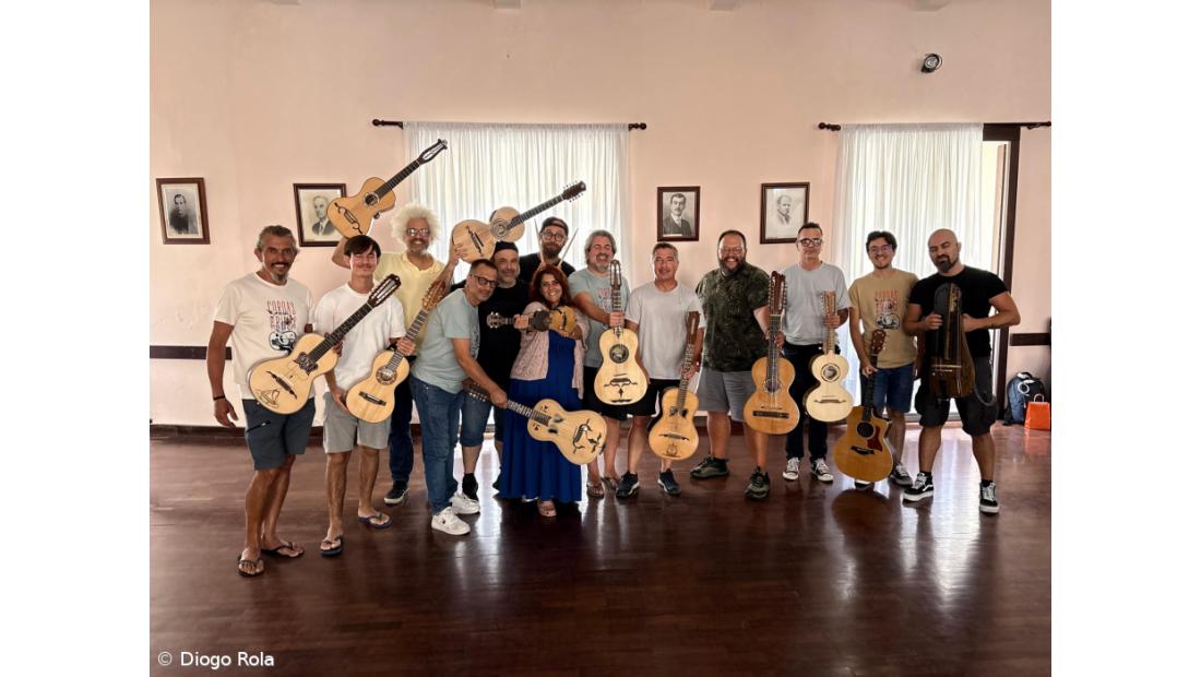 Mar&Ilha junta todas as violas de arame em palco  – Imagem 2