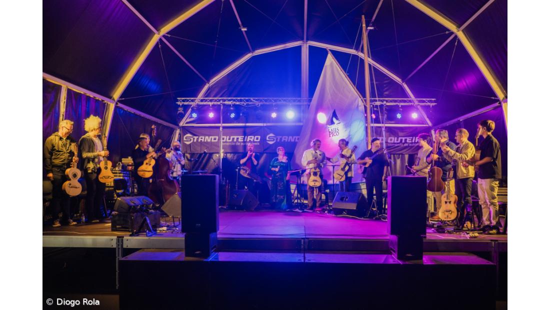 Mar&Ilha junta todas as violas de arame em palco  – Imagem 3