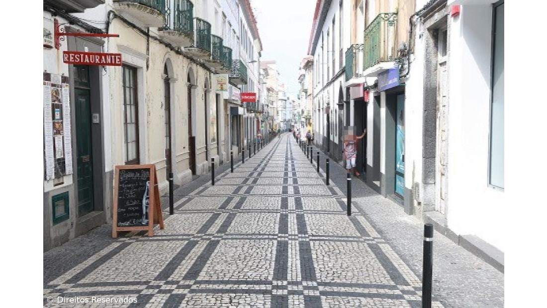 Agressão na Rua dos Mercadores em Ponta Delgada captada pelo sistema de videovigilância