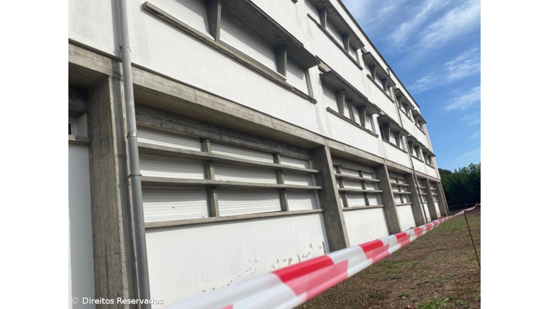 Parapeitos de janelas estão em risco de ruir na Escola Secundária da Lagoa  – Imagem 2
