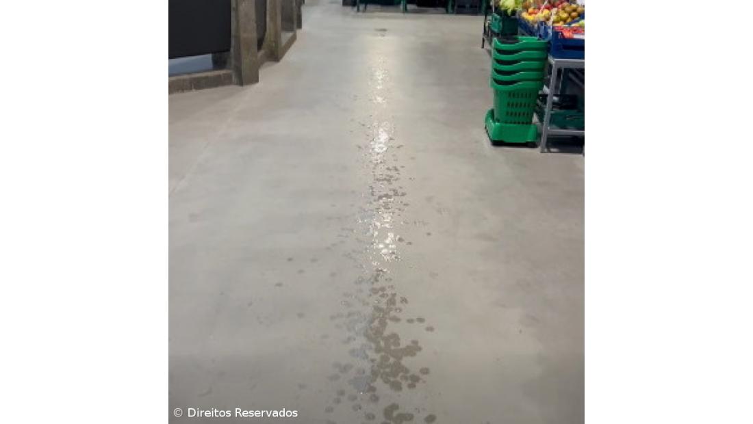 Chuva no interior do Mercado da Graça indigna comerciantes