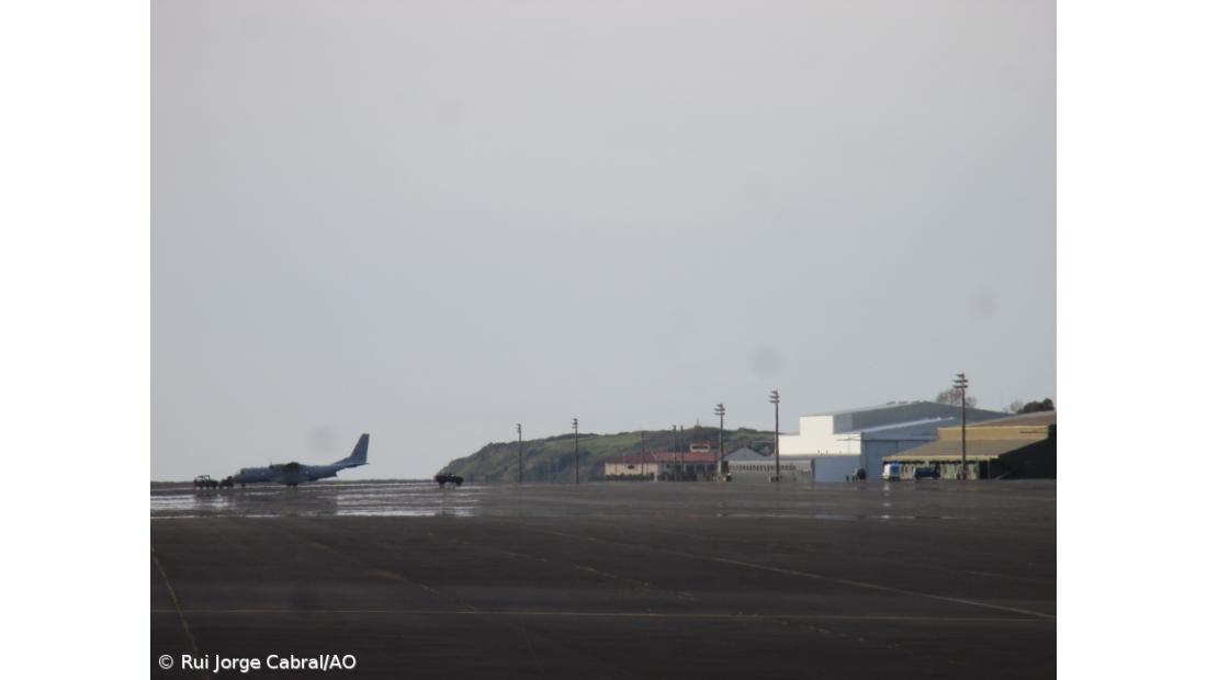 Carta com mais de 100 assinaturas pede esclarecimentos sobre passagem pela Base das Lajes de aviões com destino a Israel