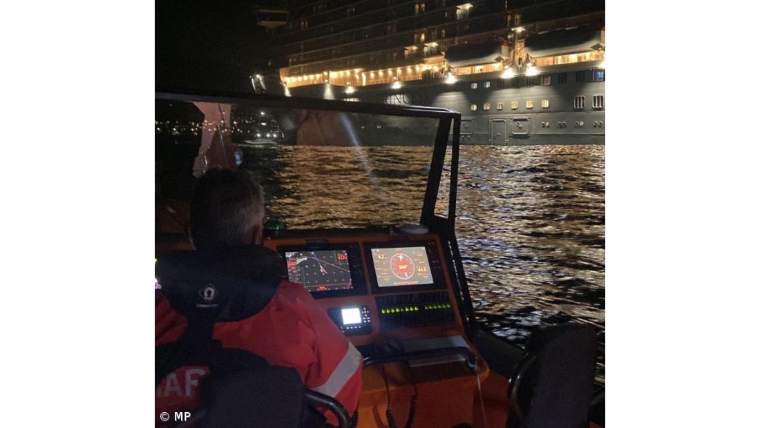 Marinha coordena resgate médico de mulher em navio cruzeiro 