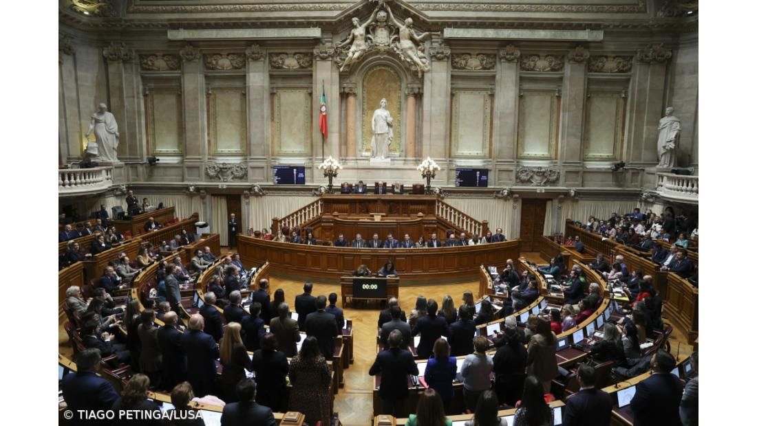 Orçamento aprovado na votação final global por PSD e CDS com abstenção do PS