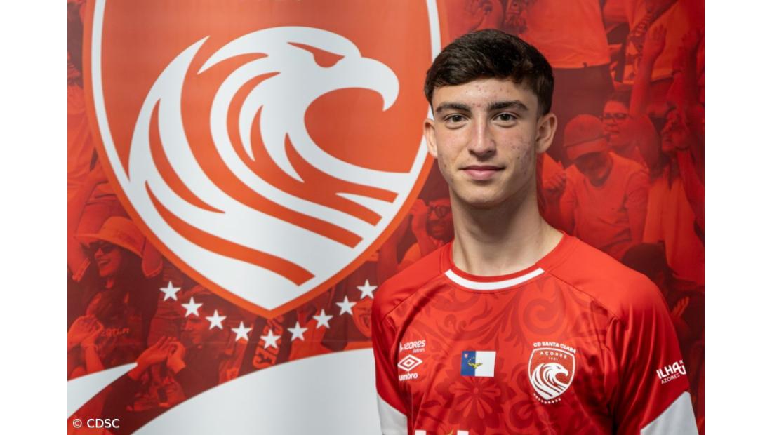 Jaime Medeiros assina contrato profissional com o Santa Clara