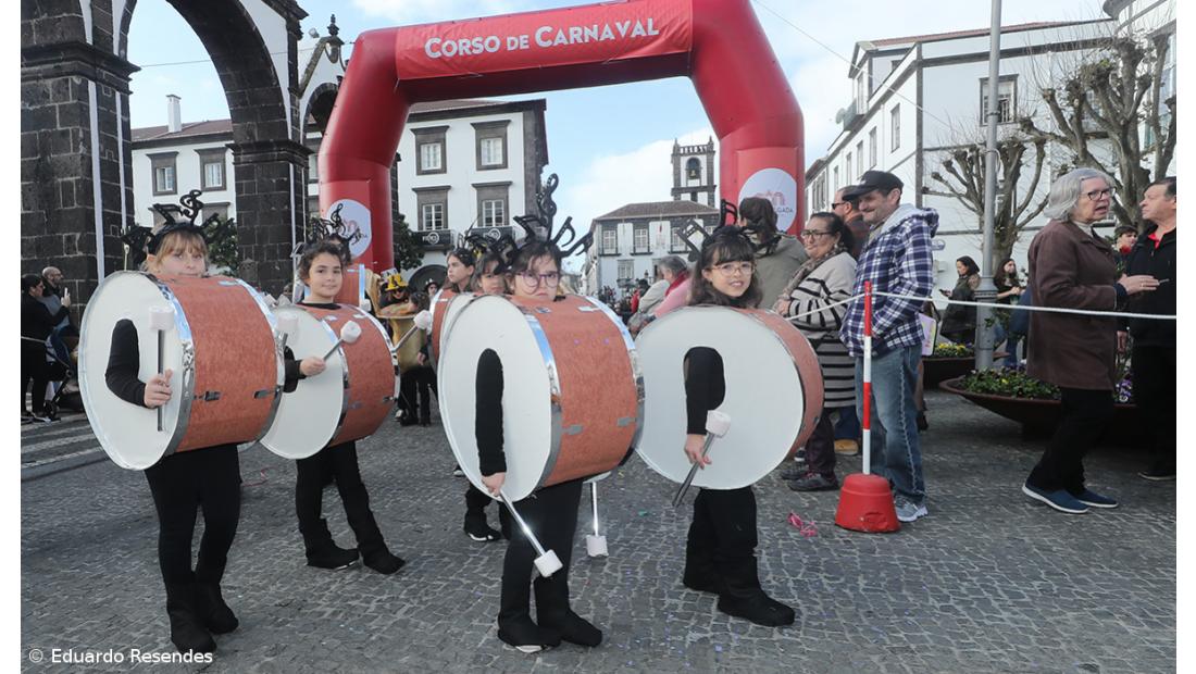 Corso de Carnaval espalha cor e alegria pela cidade de Ponta Delgada (com fotos) – Imagem 27