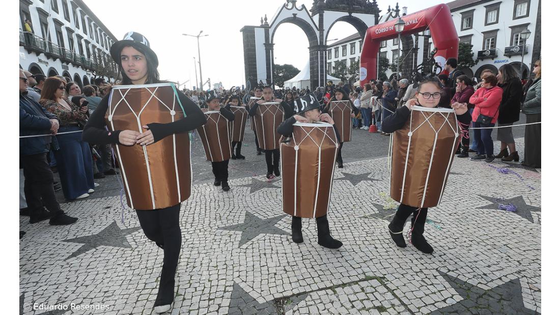Corso de Carnaval espalha cor e alegria pela cidade de Ponta Delgada (com fotos) – Imagem 30