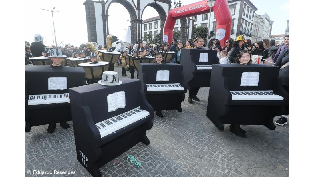 Corso de Carnaval espalha cor e alegria pela cidade de Ponta Delgada (com fotos) – Imagem 29