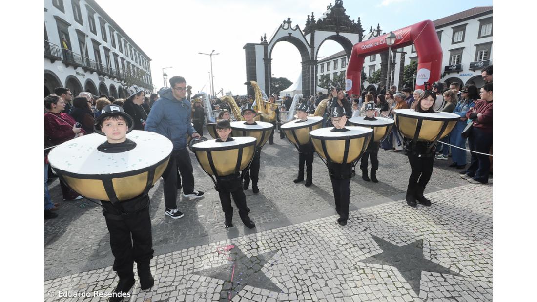 Corso de Carnaval espalha cor e alegria pela cidade de Ponta Delgada (com fotos) – Imagem 28