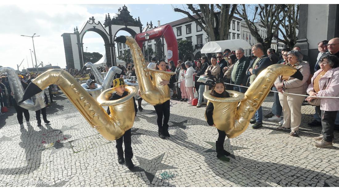 Corso de Carnaval espalha cor e alegria pela cidade de Ponta Delgada (com fotos) – Imagem 31