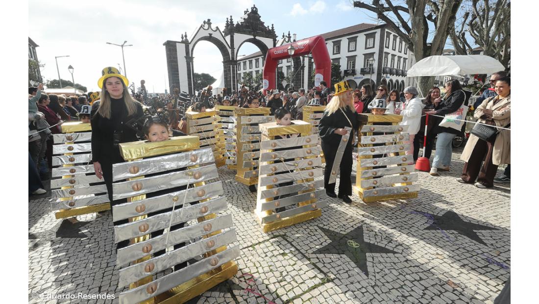 Corso de Carnaval espalha cor e alegria pela cidade de Ponta Delgada (com fotos) – Imagem 32