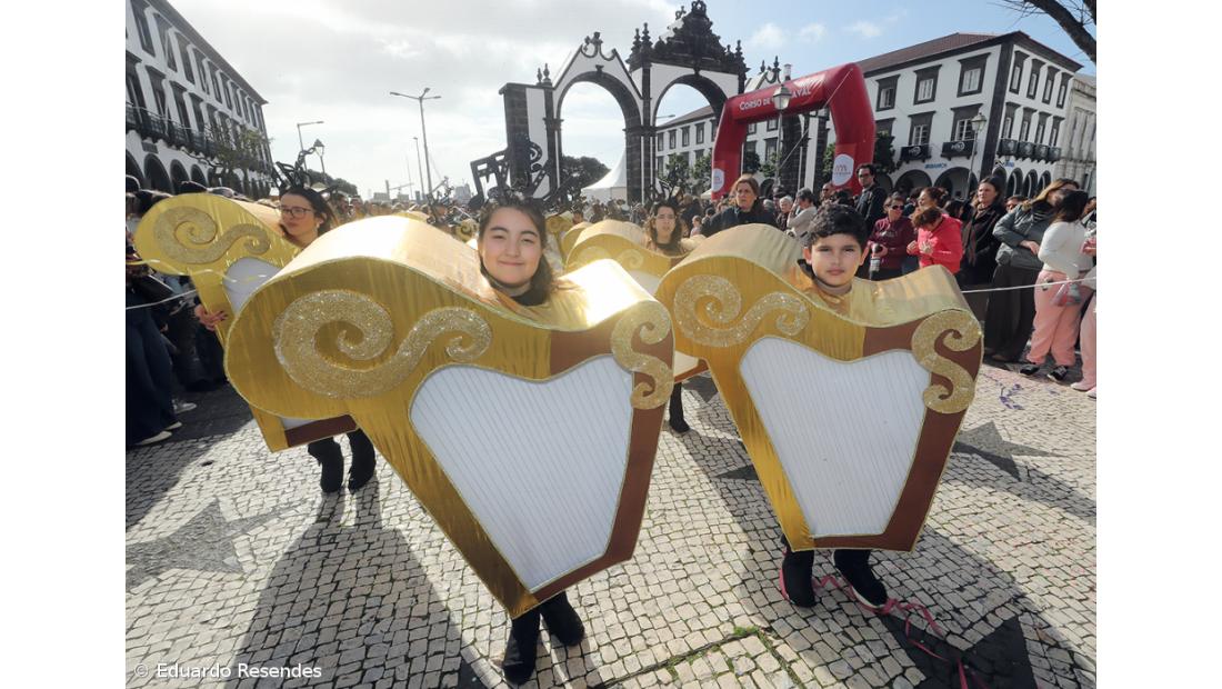 Corso de Carnaval espalha cor e alegria pela cidade de Ponta Delgada (com fotos) – Imagem 36