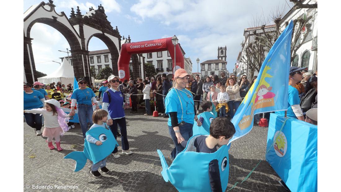 Corso de Carnaval espalha cor e alegria pela cidade de Ponta Delgada (com fotos) – Imagem 34