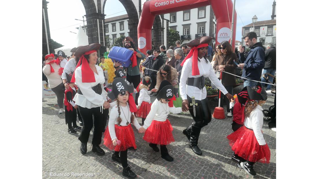 Corso de Carnaval espalha cor e alegria pela cidade de Ponta Delgada (com fotos) – Imagem 39