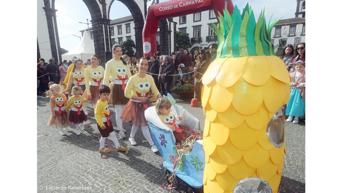 Corso de Carnaval espalha cor e alegria pela cidade de Ponta Delgada (com fotos) – Imagem 13
