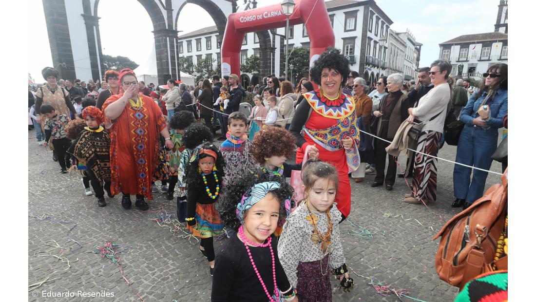 Corso de Carnaval espalha cor e alegria pela cidade de Ponta Delgada (com fotos) – Imagem 14