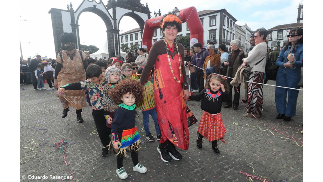 Corso de Carnaval espalha cor e alegria pela cidade de Ponta Delgada (com fotos) – Imagem 15