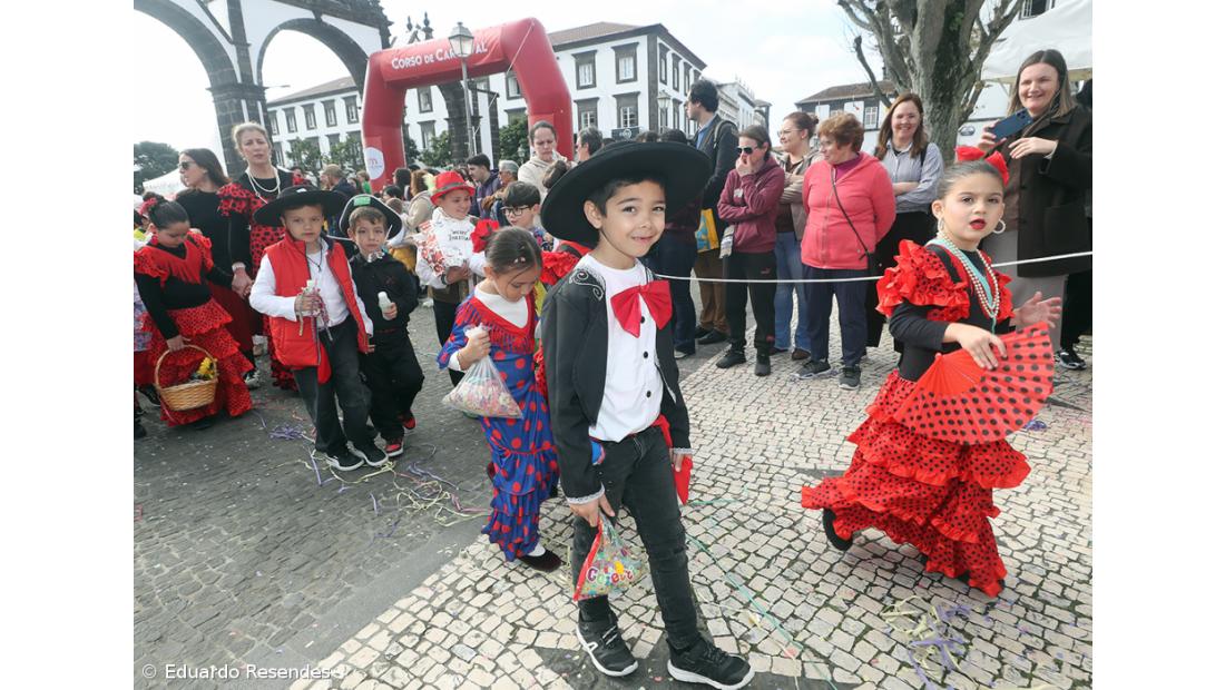 Corso de Carnaval espalha cor e alegria pela cidade de Ponta Delgada (com fotos) – Imagem 16