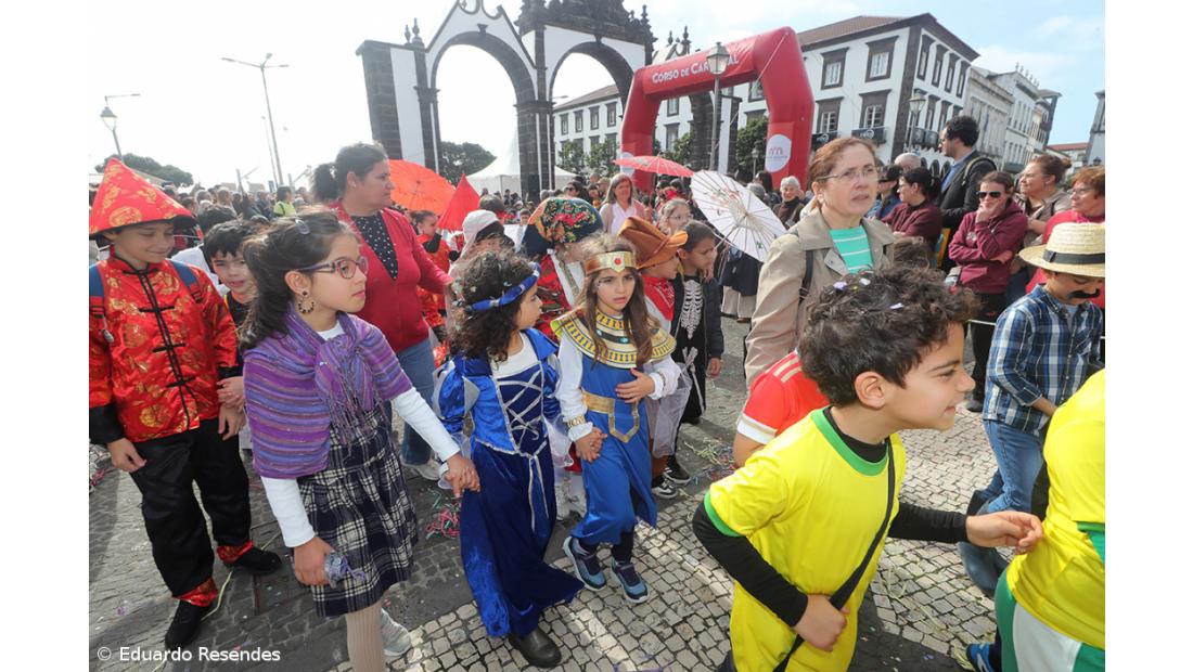 Corso de Carnaval espalha cor e alegria pela cidade de Ponta Delgada (com fotos) – Imagem 19