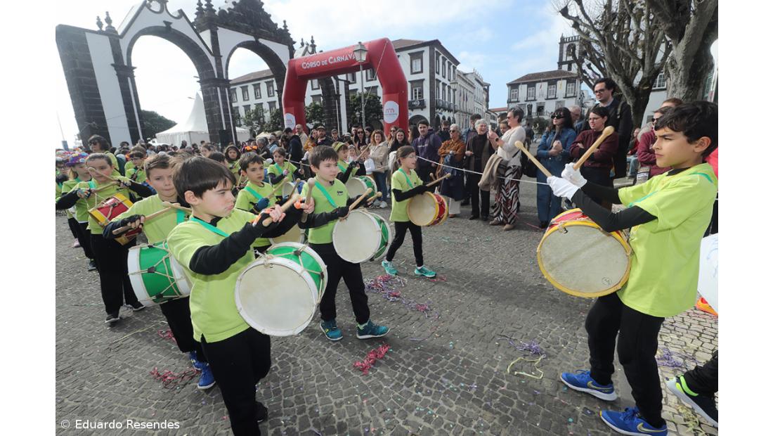 Corso de Carnaval espalha cor e alegria pela cidade de Ponta Delgada (com fotos) – Imagem 18