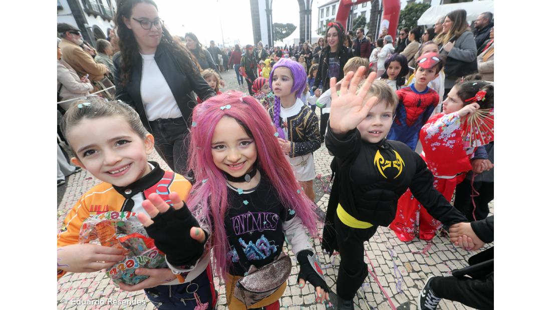 Corso de Carnaval espalha cor e alegria pela cidade de Ponta Delgada (com fotos) – Imagem 20