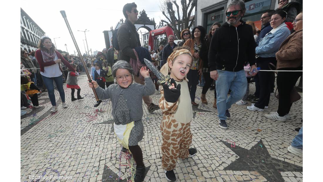 Corso de Carnaval espalha cor e alegria pela cidade de Ponta Delgada (com fotos) – Imagem 21