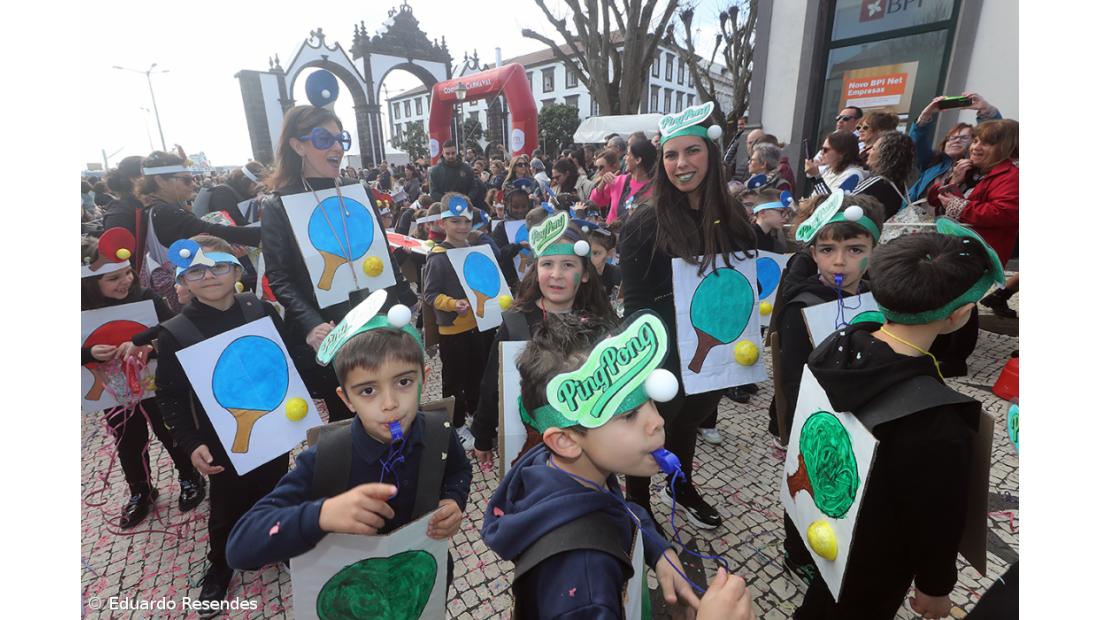 Corso de Carnaval espalha cor e alegria pela cidade de Ponta Delgada (com fotos) – Imagem 25