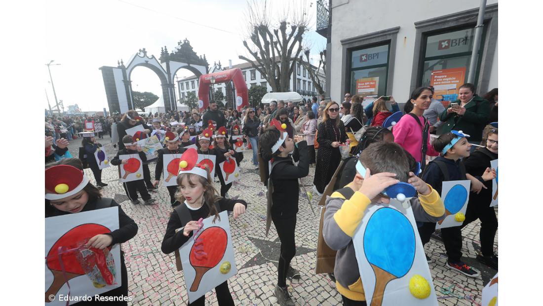 Corso de Carnaval espalha cor e alegria pela cidade de Ponta Delgada (com fotos) – Imagem 24