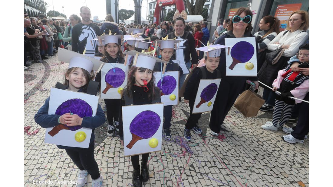 Corso de Carnaval espalha cor e alegria pela cidade de Ponta Delgada (com fotos) – Imagem 23