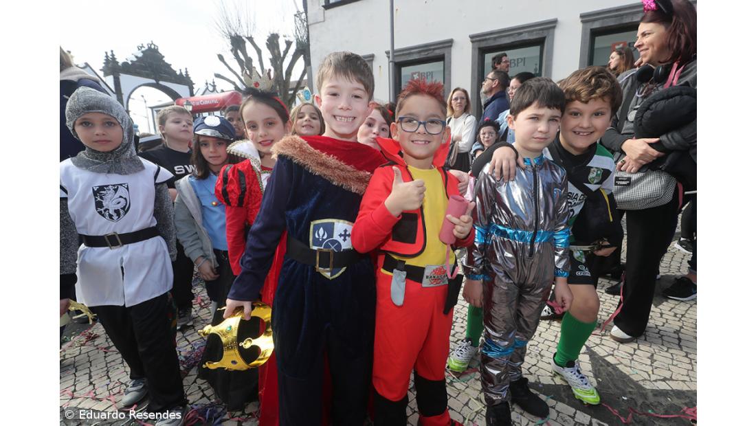 Corso de Carnaval espalha cor e alegria pela cidade de Ponta Delgada (com fotos) – Imagem 26