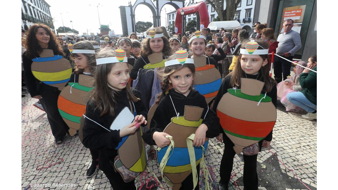 Corso de Carnaval espalha cor e alegria pela cidade de Ponta Delgada (com fotos) – Imagem 2