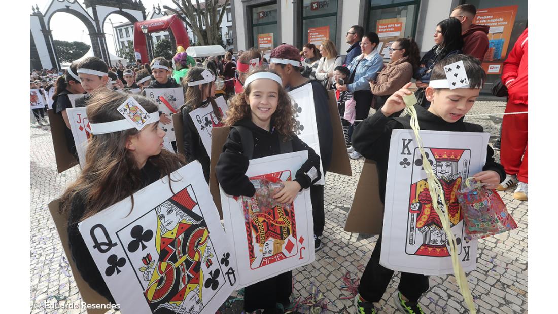 Corso de Carnaval espalha cor e alegria pela cidade de Ponta Delgada (com fotos) – Imagem 4