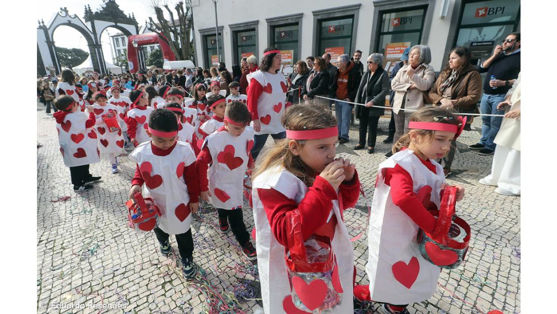 Corso de Carnaval espalha cor e alegria pela cidade de Ponta Delgada (com fotos) – Imagem 6