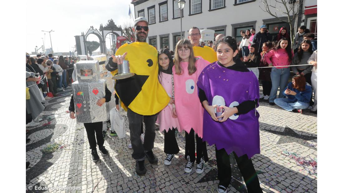Corso de Carnaval espalha cor e alegria pela cidade de Ponta Delgada (com fotos) – Imagem 8