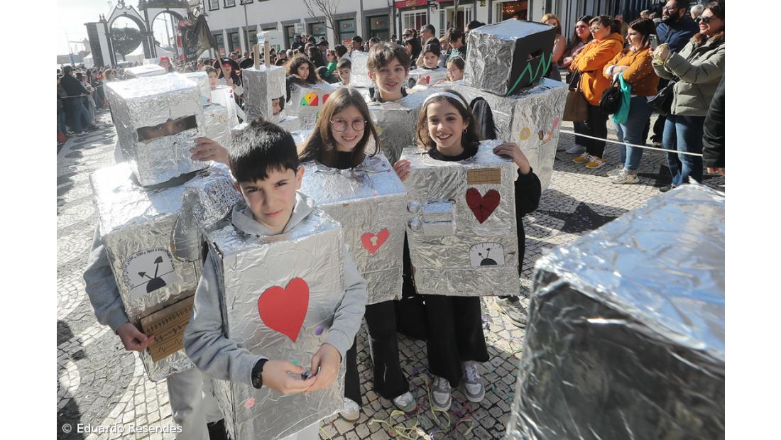 Corso de Carnaval espalha cor e alegria pela cidade de Ponta Delgada (com fotos) – Imagem 9