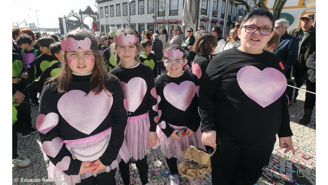 Corso de Carnaval espalha cor e alegria pela cidade de Ponta Delgada (com fotos) – Imagem 11