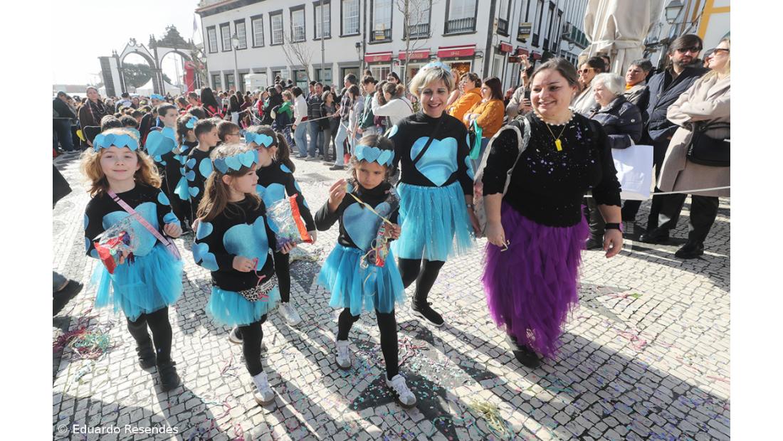 Corso de Carnaval espalha cor e alegria pela cidade de Ponta Delgada (com fotos) – Imagem 12