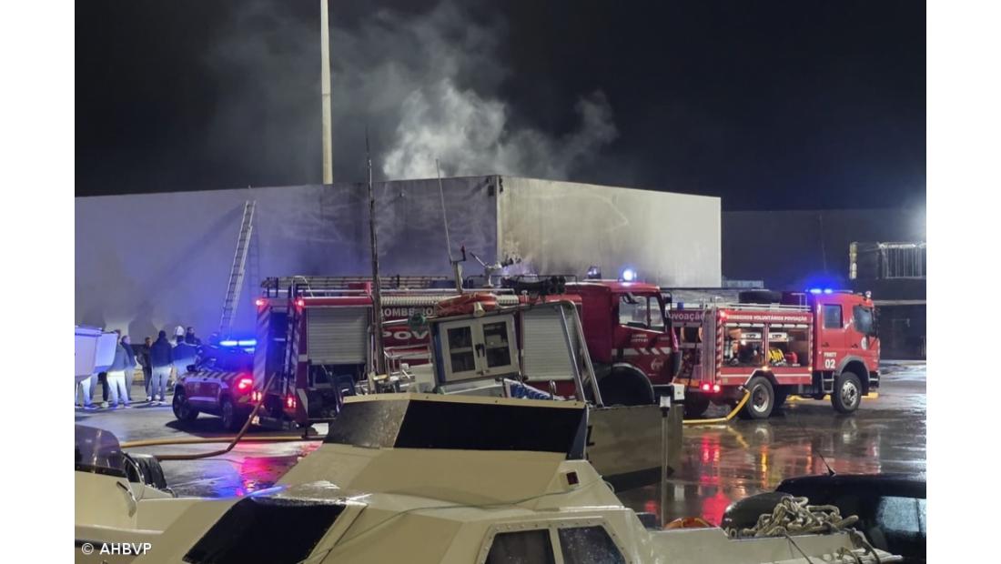 Incêndio destrói casas de aprestos na Ribeira Quente e faz um ferido – Imagem 2