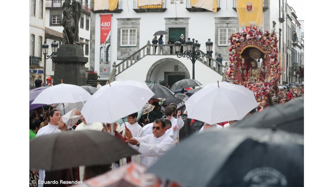 “Vão porque o Senhor os chama”: milhares na procissão do Senhor Santo Cristo – Imagem 2