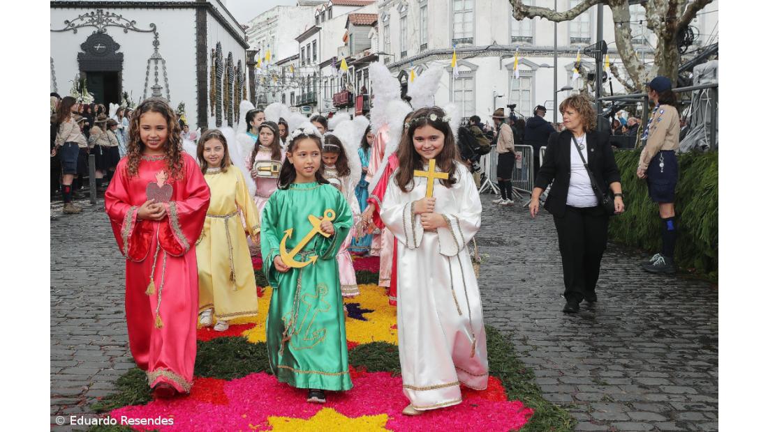 “Vão porque o Senhor os chama”: milhares na procissão do Senhor Santo Cristo – Imagem 3