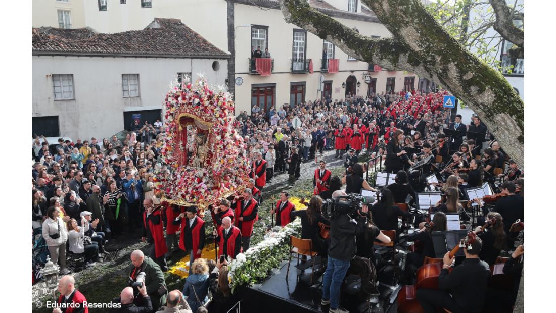 “Vão porque o Senhor os chama”: milhares na procissão do Senhor Santo Cristo – Imagem 4