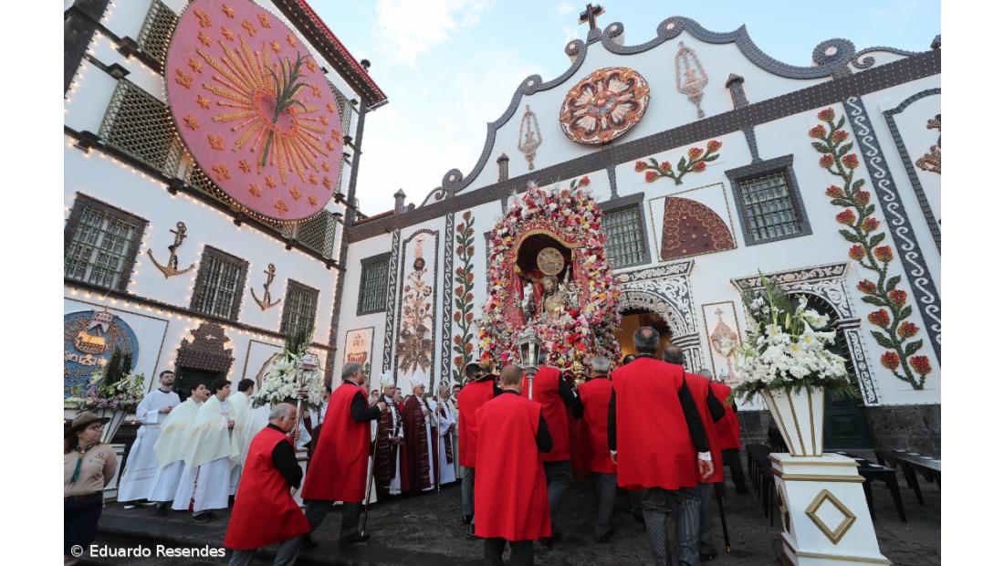 “Vão porque o Senhor os chama”: milhares na procissão do Senhor Santo Cristo – Imagem 5