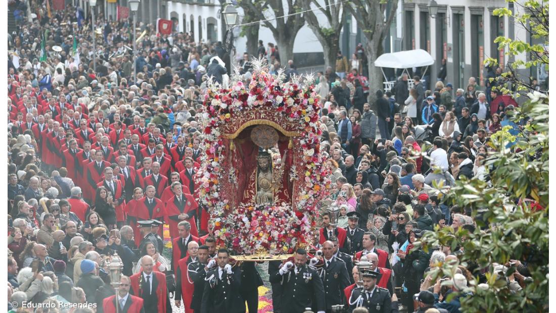 “Vão porque o Senhor os chama”: milhares na procissão do Senhor Santo Cristo – Imagem 6